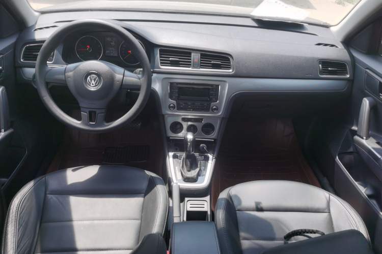 Used Volkswagen Gran Lavida 2014 1.6L Automatic Sport Edition Center Console