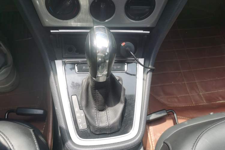 Used Volkswagen Gran Lavida 2014 1.6L Automatic Sport Edition Gear Lever