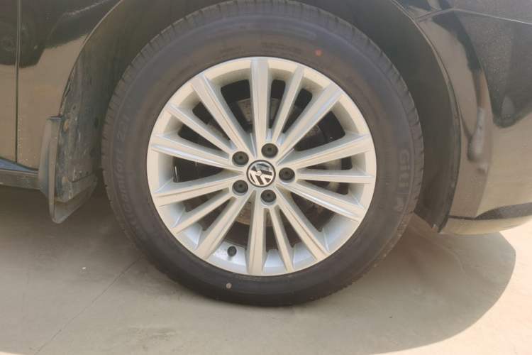 Used Volkswagen Gran Lavida 2014 1.6L Automatic Sport Edition Right Front Wheel Hub