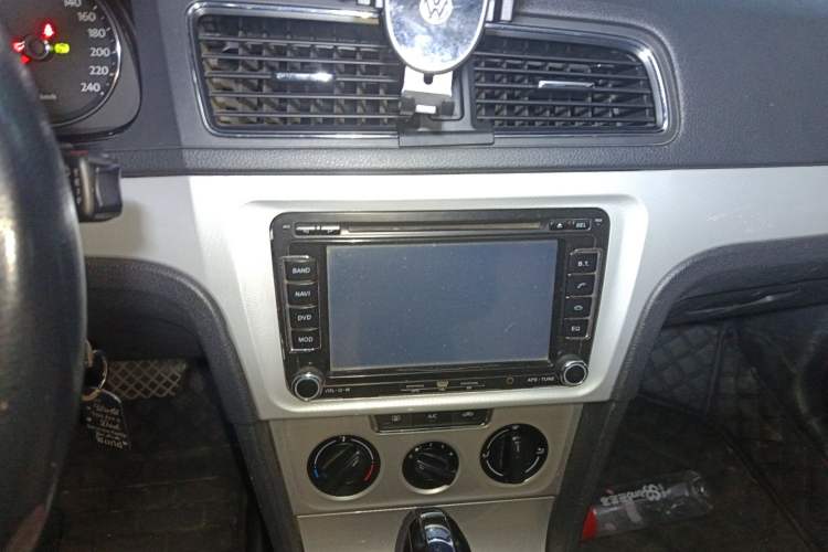 Used Volkswagen Gran Lavida 2014 1.6L Automatic Sport Edition Audio And AC Panel