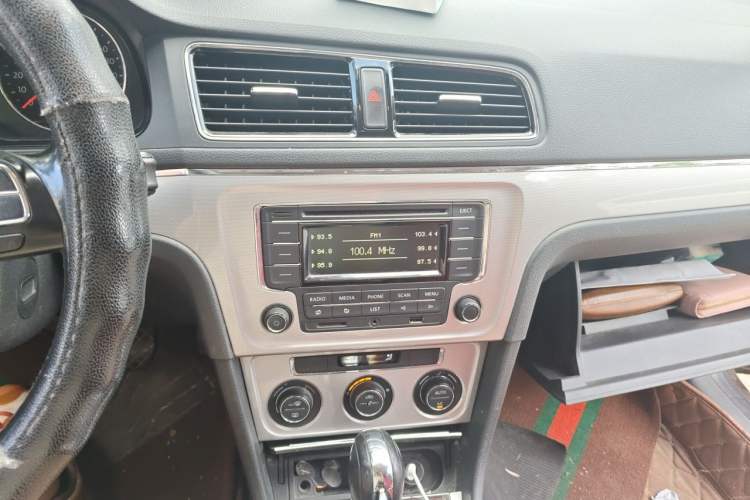 Used Volkswagen Gran Lavida 2014 1.6L Automatic Sport Edition Audio And AC Panel