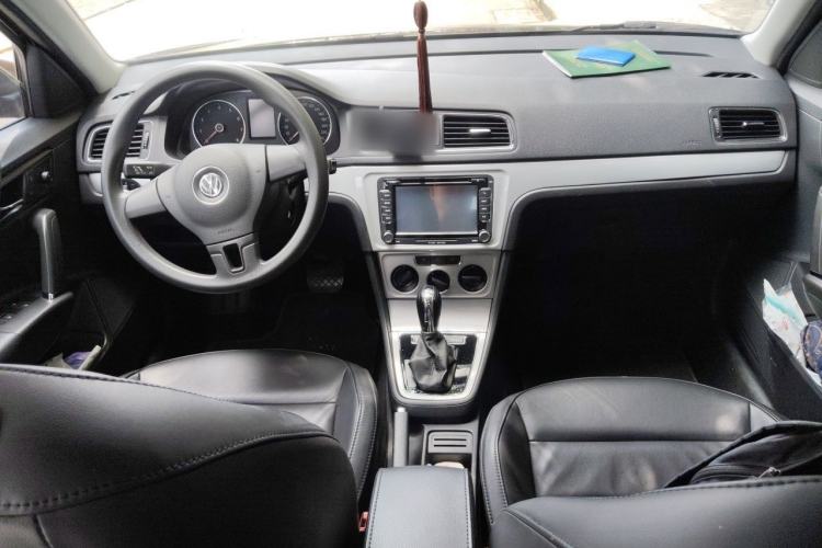 Used Volkswagen Gran Lavida 2014 1.6L Automatic Sport Edition Center Console