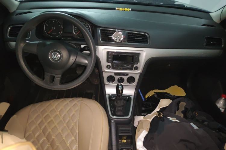 Used Volkswagen Gran Lavida 2014 1.6L Automatic Sport Edition Center Console