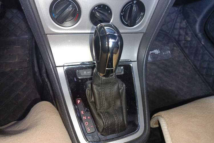 Used Volkswagen Gran Lavida 2014 1.6L Automatic Sport Edition Gear Lever
