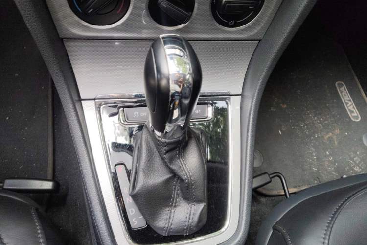 Used Volkswagen Gran Lavida 2014 1.6L Automatic Sport Edition Gear Lever