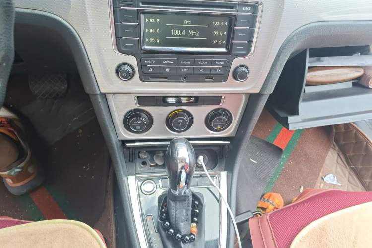 Used Volkswagen Gran Lavida 2014 1.6L Automatic Sport Edition Gear Lever