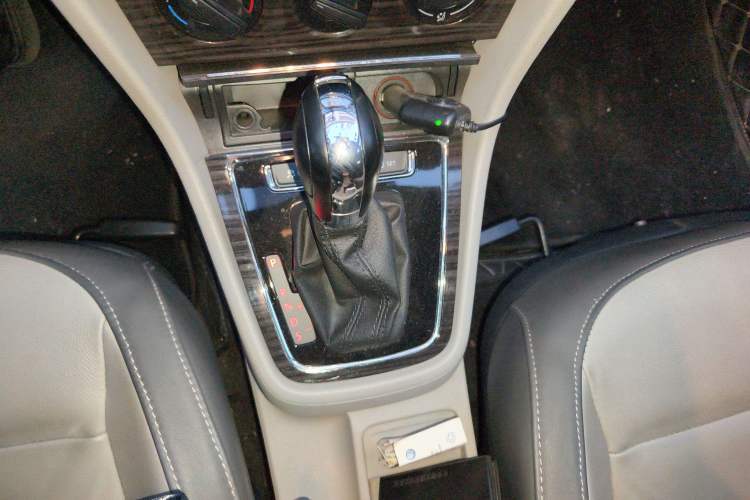 Used Volkswagen Gran Lavida 2014 1.6L Automatic Sport Edition Gear Lever