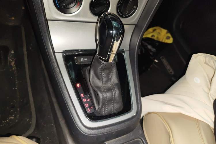 Used Volkswagen Gran Lavida 2014 1.6L Automatic Sport Edition Gear Lever