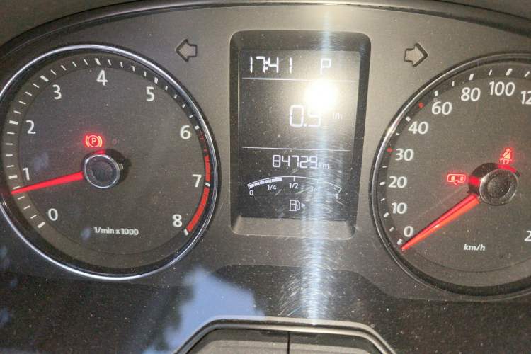 Used Volkswagen Gran Lavida 2014 1.6L Automatic Sport Edition Odometer Close Up