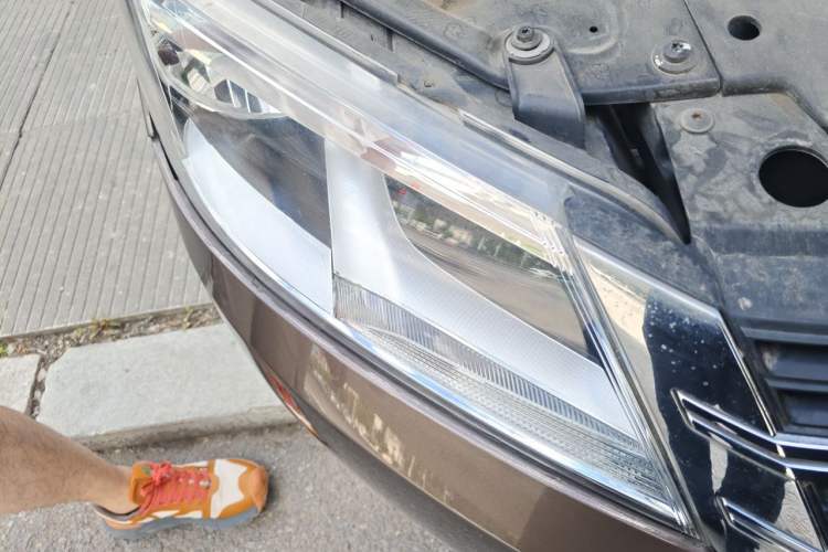 Used Volkswagen Gran Lavida 2014 1.6L Automatic Sport Edition Right Front Headlight