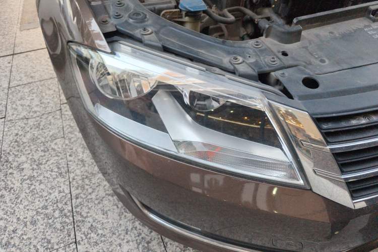 Used Volkswagen Gran Lavida 2014 1.6L Automatic Sport Edition Right Front Headlight