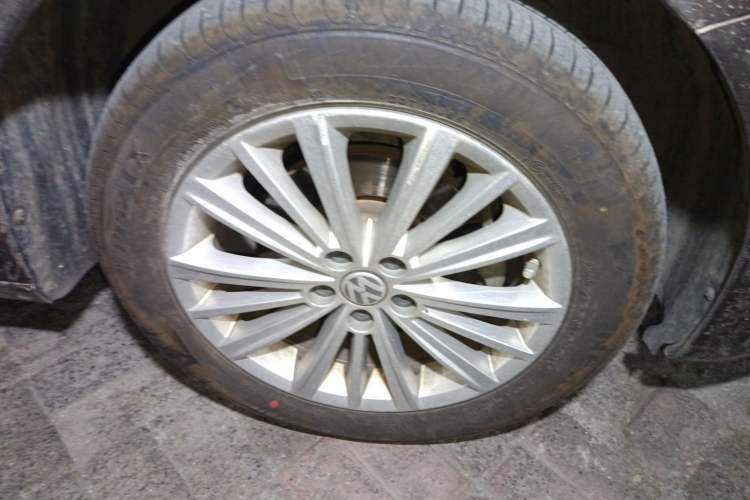 Used Volkswagen Gran Lavida 2014 1.6L Automatic Sport Edition Right Front Wheel Hub
