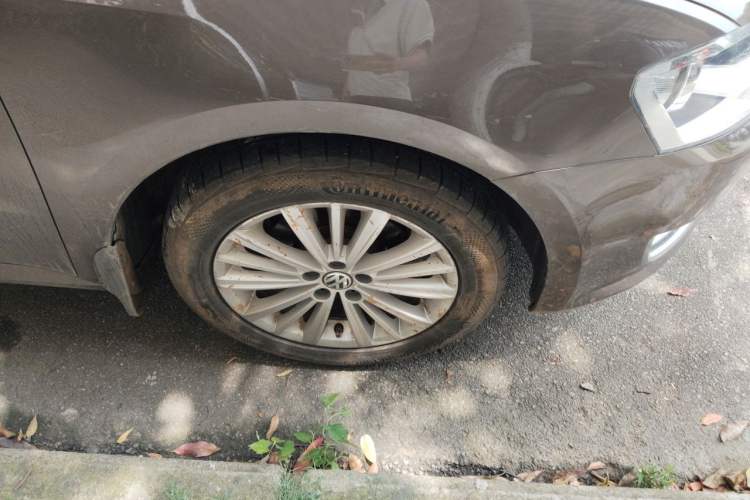 Used Volkswagen Gran Lavida 2014 1.6L Automatic Sport Edition Right Front Wheel Hub