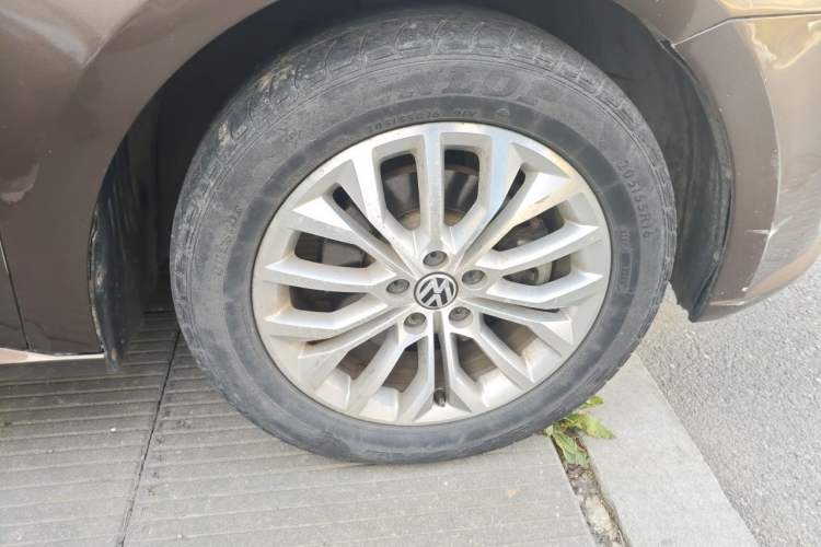 Used Volkswagen Gran Lavida 2014 1.6L Automatic Sport Edition Right Front Wheel Hub
