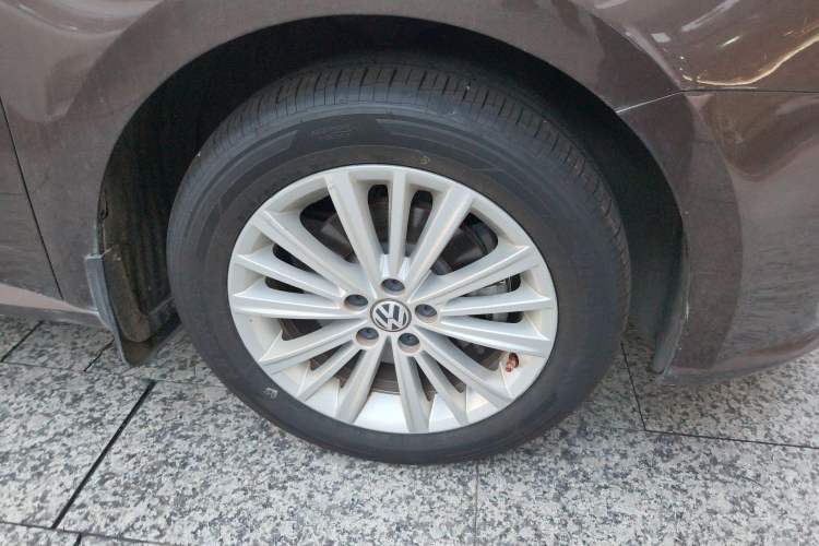 Used Volkswagen Gran Lavida 2014 1.6L Automatic Sport Edition Right Front Wheel Hub
