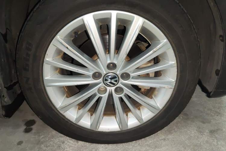 Used Volkswagen Gran Lavida 2014 1.6L Automatic Sport Edition Right Front Wheel Hub