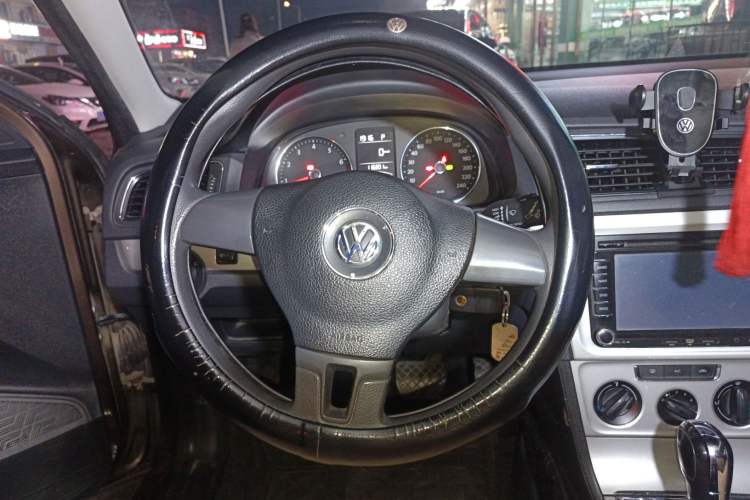 Used Volkswagen Gran Lavida 2014 1.6L Automatic Sport Edition Steering Wheel