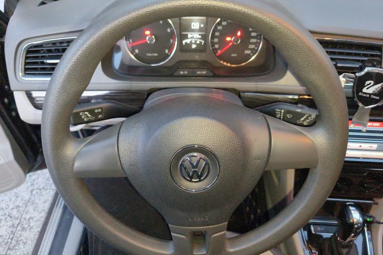 Used Volkswagen Gran Lavida 2014 1.6L Automatic Sport Edition Steering Wheel