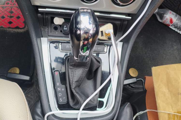 Used Volkswagen Gran Lavida 2014 1.4TSI Automatic Sport Edition Gear Lever