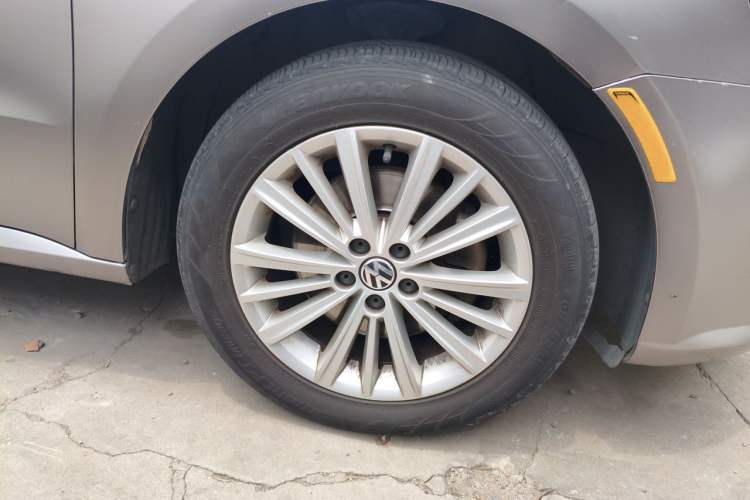 Used Volkswagen Gran Lavida 2014 1.4TSI Automatic Sport Edition Right Front Wheel Hub