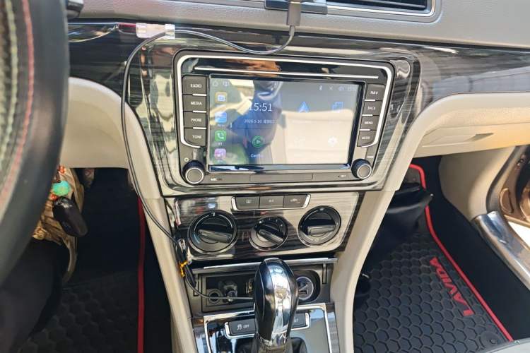 Used Volkswagen Gran Lavida 2014 1.6L Automatic Sport Edition Audio And AC Panel