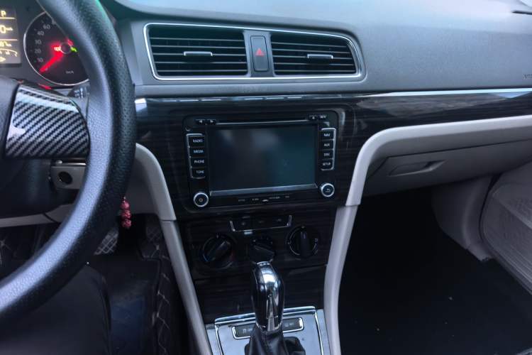 Used Volkswagen Gran Lavida 2014 1.4TSI Automatic Sport Edition Audio And AC Panel
