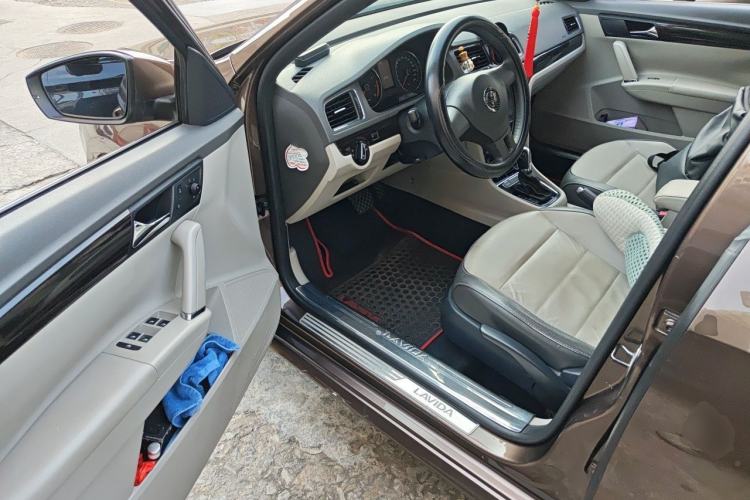Used Volkswagen Gran Lavida 2014 1.6L Automatic Sport Edition Driver Seat