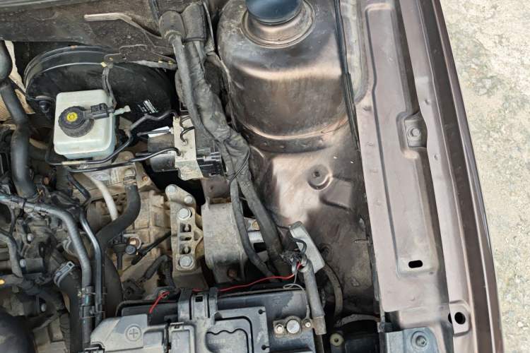 Used Volkswagen Gran Lavida 2014 1.6L Automatic Sport Edition Engine Bay Left