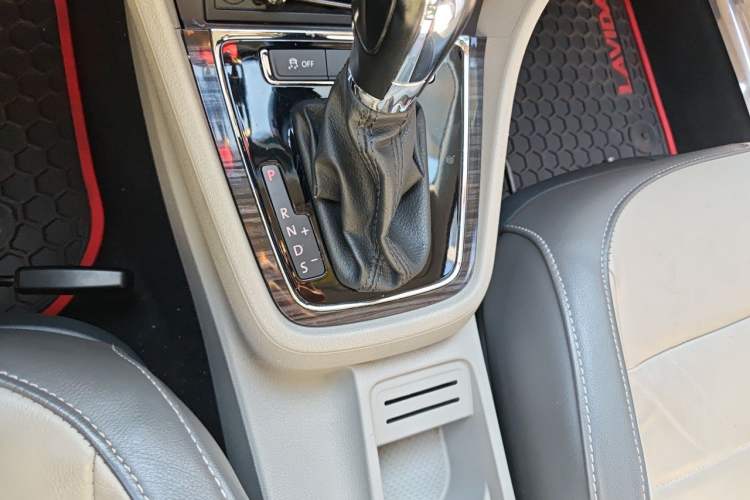 Used Volkswagen Gran Lavida 2014 1.6L Automatic Sport Edition Gear Lever