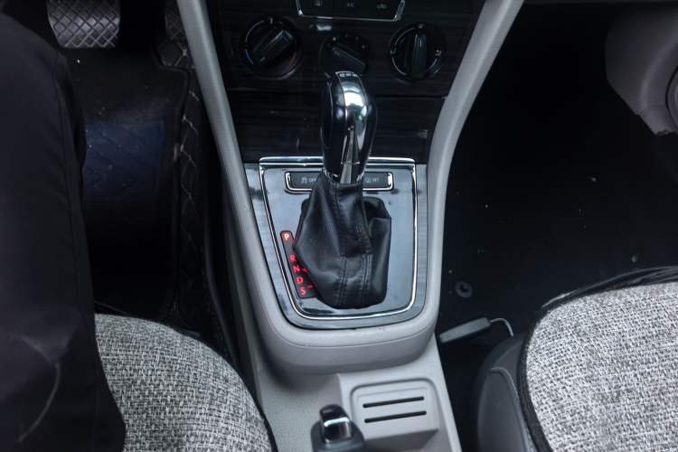 Used Volkswagen Gran Lavida 2014 1.4TSI Automatic Sport Edition Gear Lever