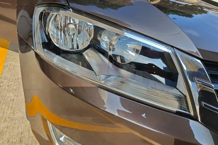 Used Volkswagen Gran Lavida 2014 1.6L Automatic Sport Edition Right Front Headlight