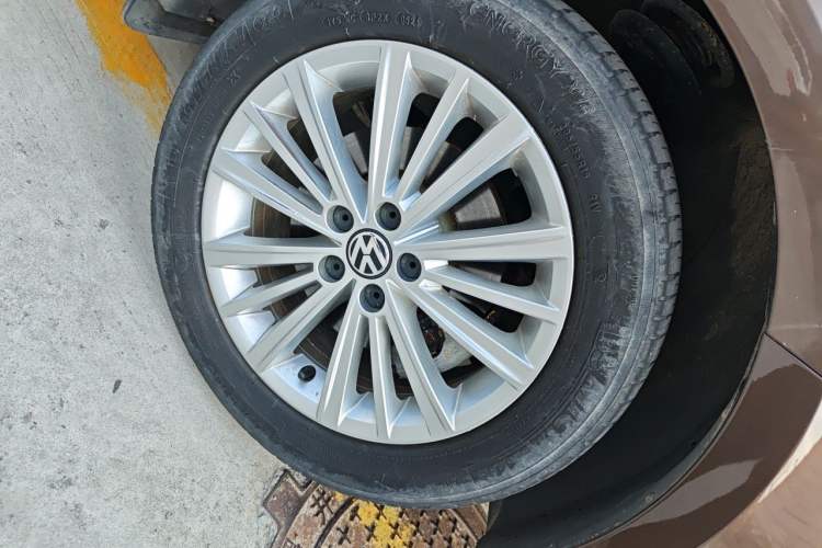 Used Volkswagen Gran Lavida 2014 1.6L Automatic Sport Edition Right Front Wheel Hub