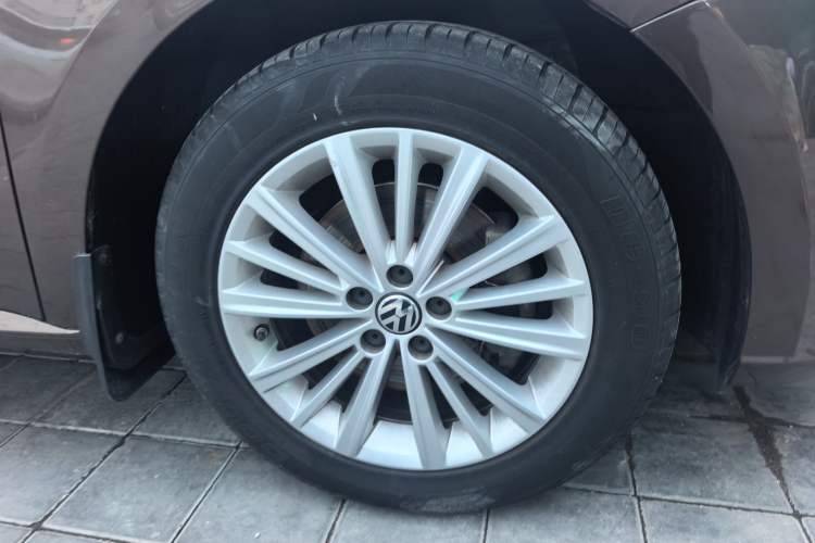 Used Volkswagen Gran Lavida 2014 1.4TSI Automatic Sport Edition Right Front Wheel Hub