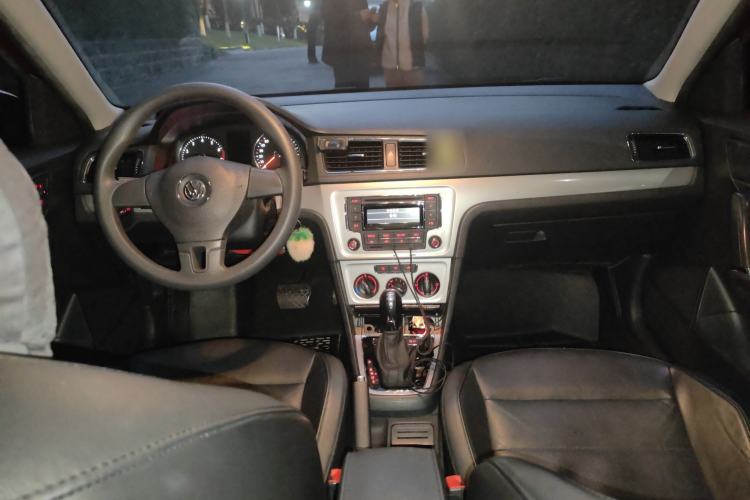 Used Volkswagen Gran Lavida 2014 1.6L Automatic Sport Edition Center Console