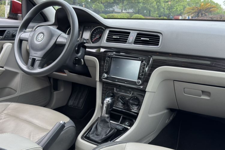 Used Volkswagen Gran Lavida 2014 1.6L Automatic Sport Edition Interior 12