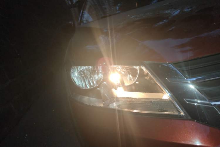 Used Volkswagen Gran Lavida 2014 1.6L Automatic Sport Edition Right Front Headlight