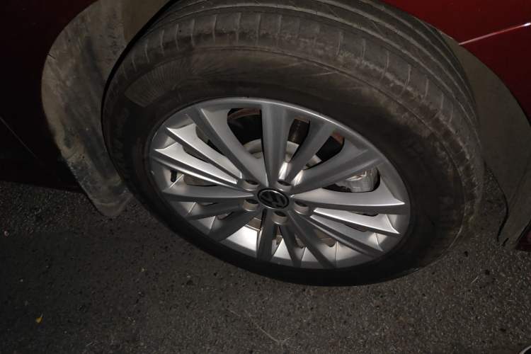 Used Volkswagen Gran Lavida 2014 1.6L Automatic Sport Edition Right Front Wheel Hub