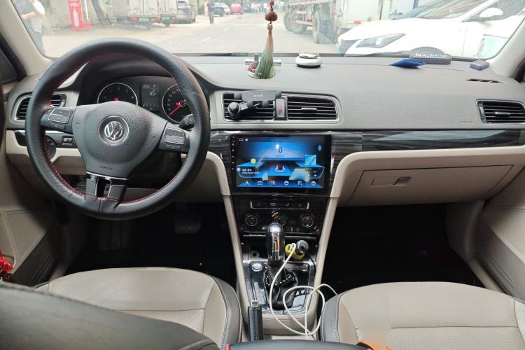 Used Volkswagen Gran Lavida 2014 1.4TSI Automatic 30th Anniversary Edition Center Console