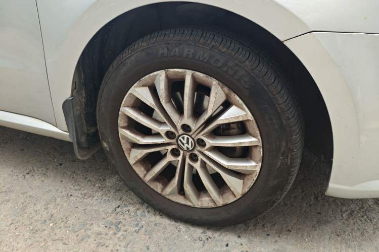 Used Volkswagen Gran Lavida 2014 1.4TSI Automatic 30th Anniversary Edition Right Front Wheel Hub