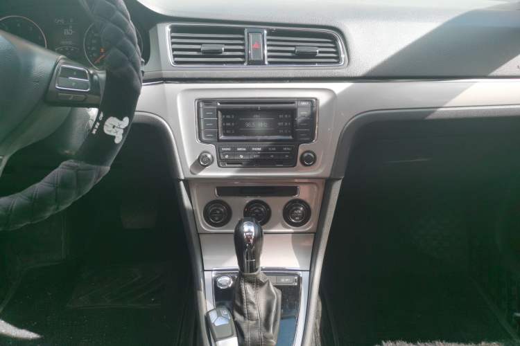 Used Volkswagen Gran Lavida 2014 1.6L Automatic Sport Edition Audio And AC Panel