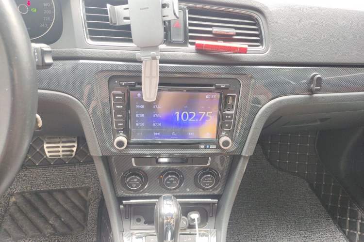 Used Volkswagen Gran Lavida 2014 1.6L Automatic Sport Edition Audio And AC Panel