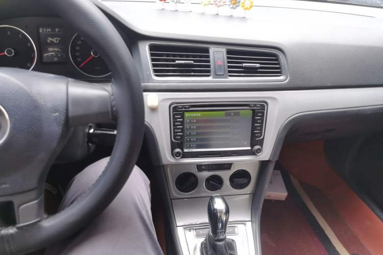 Used Volkswagen Gran Lavida 2014 1.6L Automatic Sport Edition Audio And AC Panel