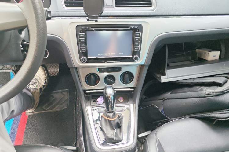 Used Volkswagen Gran Lavida 2014 1.6L Automatic Sport Edition Audio And AC Panel