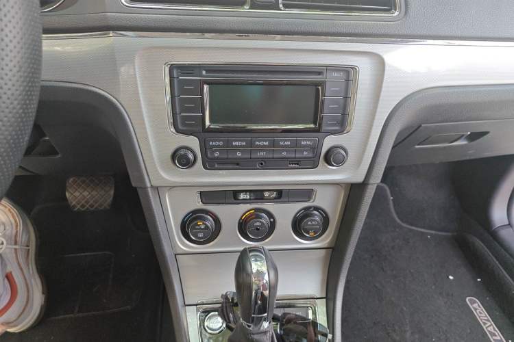 Used Volkswagen Gran Lavida 2014 1.6L Automatic Sport Edition Audio And AC Panel