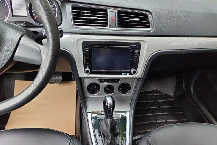 Used Volkswagen Gran Lavida 2014 1.6L Automatic Sport Edition Audio And AC Panel