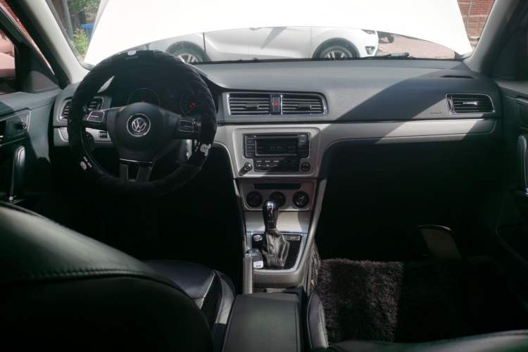 Used Volkswagen Gran Lavida 2014 1.6L Automatic Sport Edition Center Console