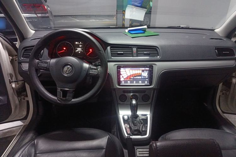 Used Volkswagen Gran Lavida 2014 1.4TSI Automatic Sport Edition Center Console