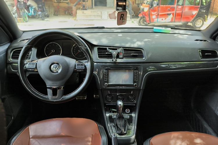 Used Volkswagen Gran Lavida 2014 1.4TSI Automatic Sport Edition Center Console