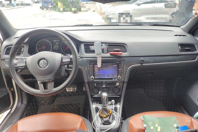 Used Volkswagen Gran Lavida 2014 1.6L Automatic Sport Edition Center Console