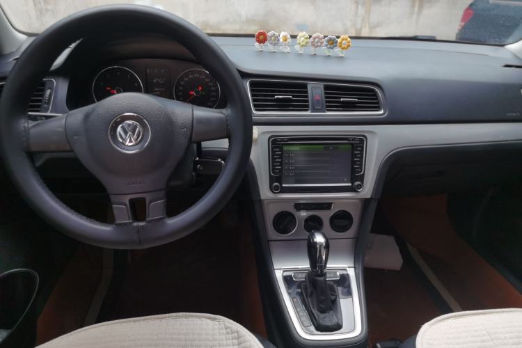Used Volkswagen Gran Lavida 2014 1.6L Automatic Sport Edition Center Console